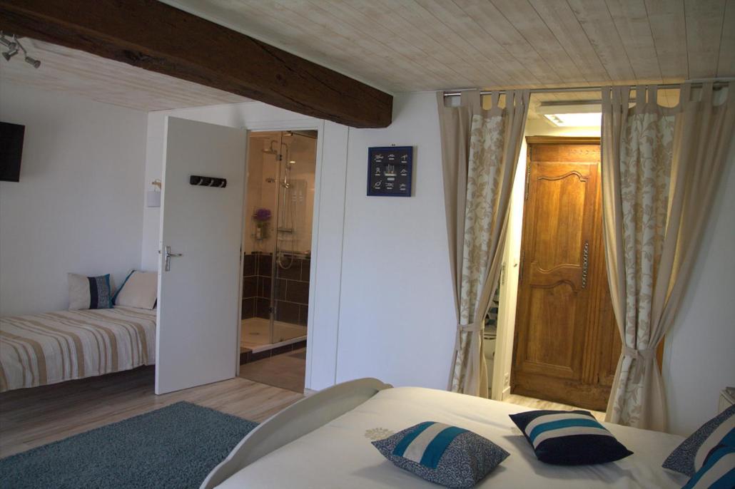 Chambre D Hote La Roussiere Saint-Ouen-Des-Toits Exterior photo