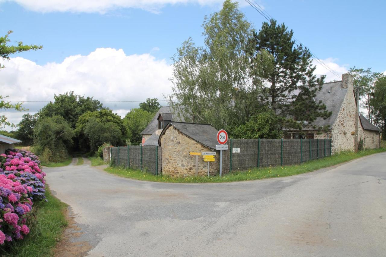 Chambre D Hote La Roussiere Saint-Ouen-Des-Toits Exterior photo